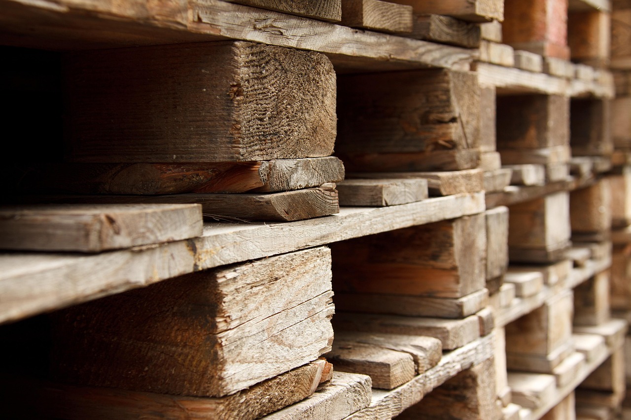 Why Wooden Pallets and HT Pallets Remain Essential for Industrial Shipping
